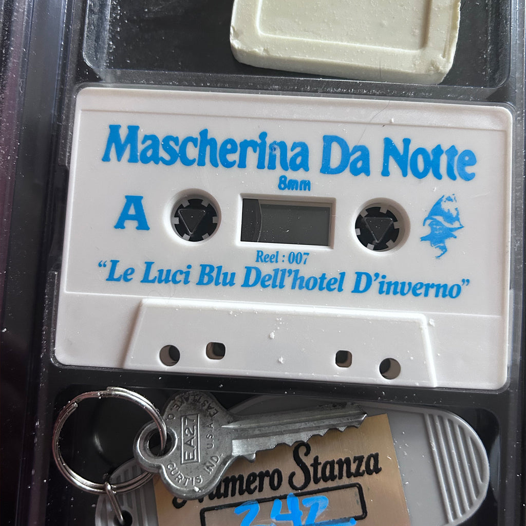 Mascherina Da Notte - Reel 007: Le Luci Blu Dell’hotel D’inverno (Universo Esteso Recordings) Cs